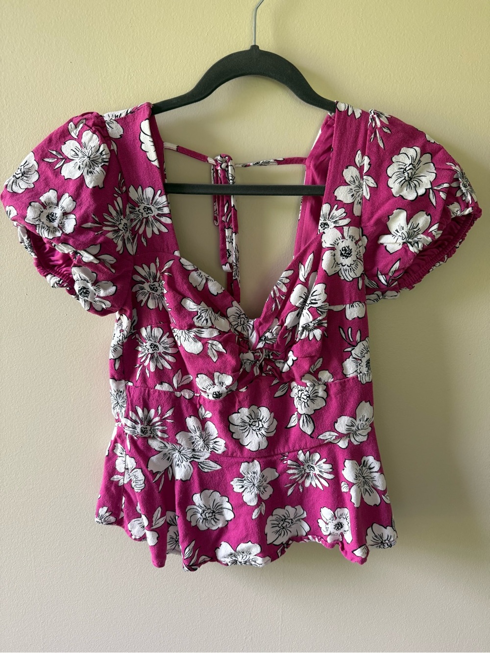 Francesca's Magenta Floral V-Neck Puff Sleeve Top